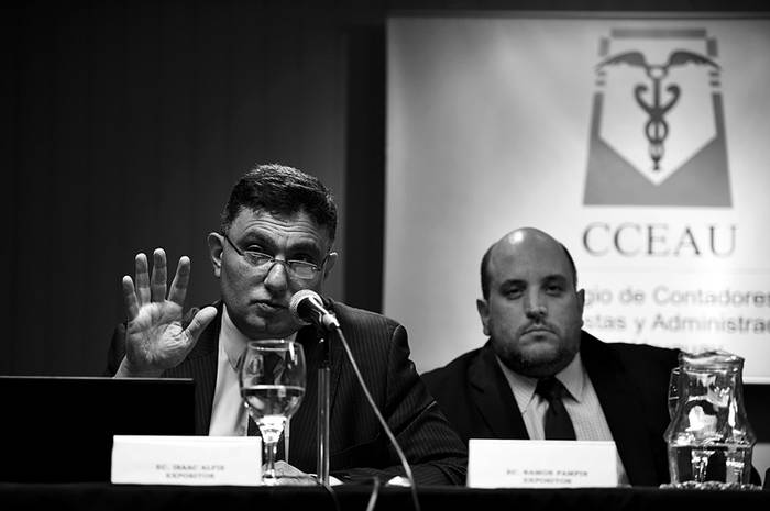 Isaac Alfie y Ramón Pampín, ayer en la sede del Colegio de Contadores. / Foto: Nicolás Celaya