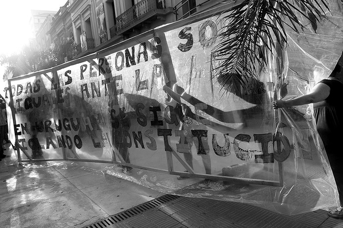 Manifestación organizada por Ovejas Negras frente al registro civil por matrimonio igualitario. /Foto: Nicolás Celaya (archivo, diciembre de 2012) 