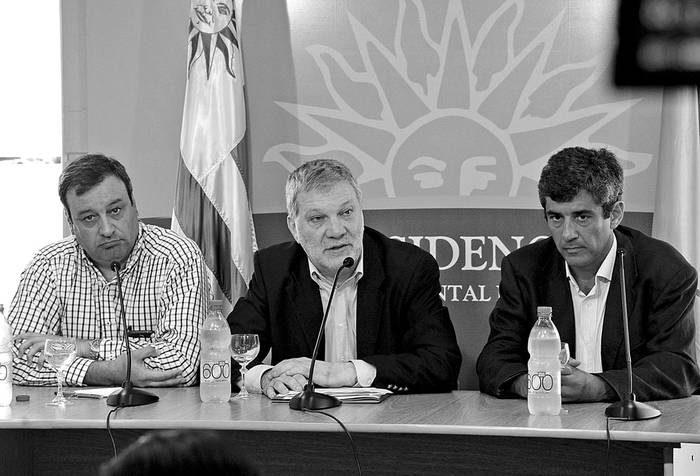 Gabriel Frugoni, Roberto Kreimerman y Jorge Polgar, en rueda de prensa luego del Consejo de Ministros, ayer, en la residencia de Suárez.
Foto: Adrián Giudice, Presidencia