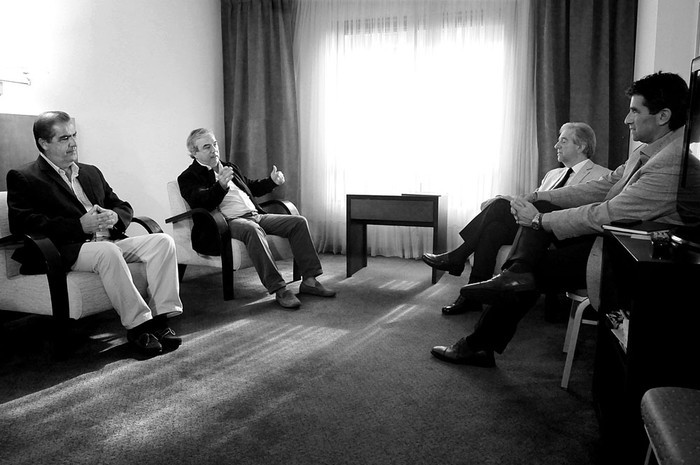 Francisco Gallinal, Luis Alberto Heber, Tabaré Vázquez y Raúl Sendic, ayer, en el hotel Four Points. Foto: Sandro Pereyra