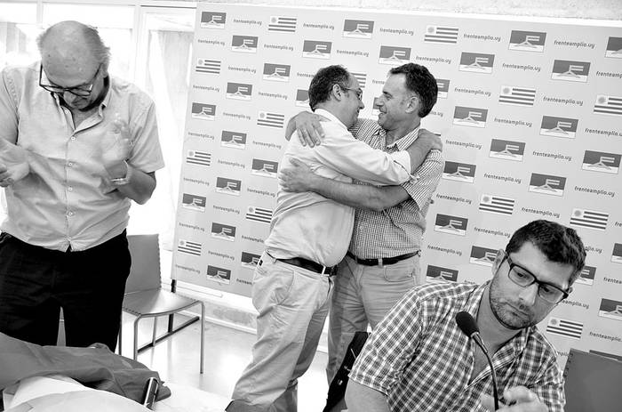 Marcos Carámbula, José Carlos Mahía, Yamandú Orsi y Mariano Bianchino, el sábado, en La Huella de Seregni.
Foto: Juan Manuel Ramos