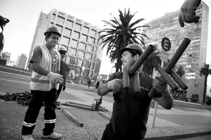 Trabajos de armado de los escenarios para los actos en la plaza Independencia. Foto: Nicolás Celaya