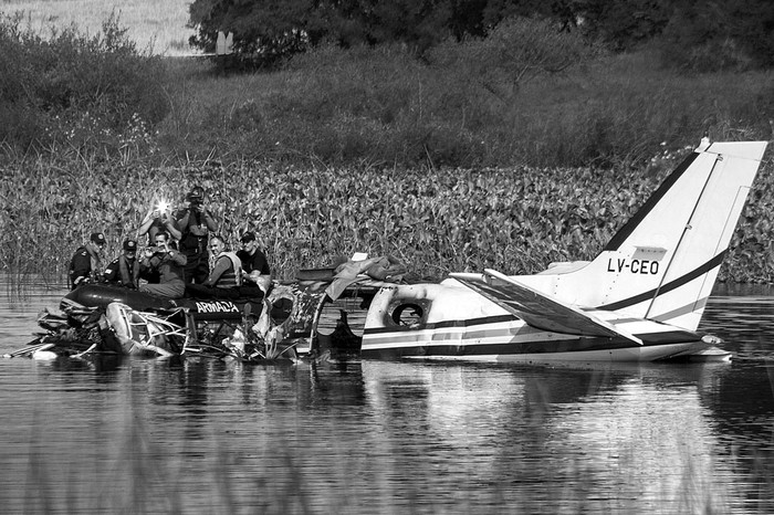 Tareas de rescate de los cuerpos de los ocupantes del avión que cayó el jueves, tras despegar del aeropuerto de Laguna del Sauce. Foto: Gabriel Rousserie, Efe