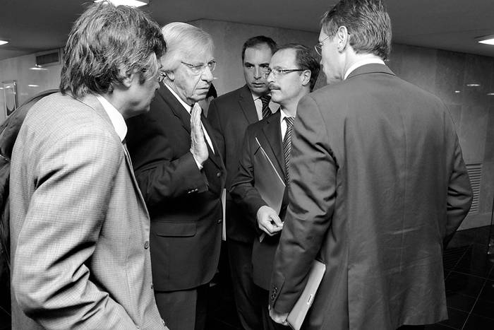 Gabriel Papa, Danilo Astori, Pablo Ferreri, Andrés Masoller y Martín Vallcorba, ayer, luego de asistir a la Comisión de Hacienda de la Cámara de Diputados. Foto: Sandro Pereyra