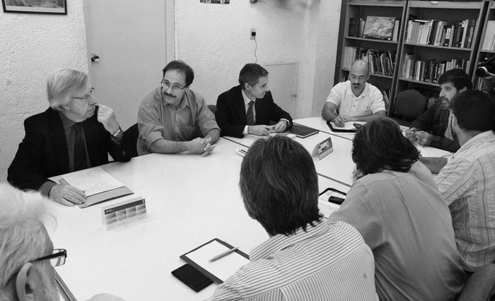 El equipo económico de gobierno, reunido con el Secretariado Ejecutivo del PIT-CNT, ayer,en la sede de la central. Foto: Mauricio Kühne