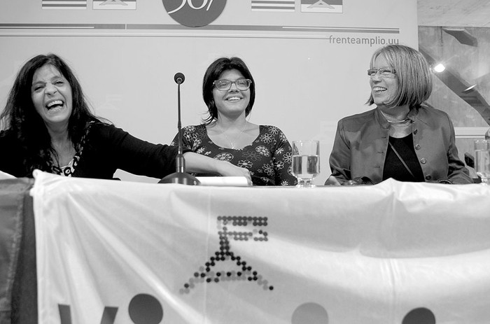 Gabriela Iribarren, Virginia Cardozo y Mónica Xavier, ayer, en La Huella de Seregni. Foto: Pablo Vignali