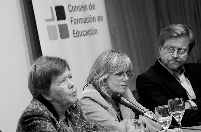 Ana María Lopeter, María Dibarboure y Luis Garibaldi, ayer, en el acto de asunción de las nuevas autoridades del Consejo de Formación en Educación, en el Instituto de Perfeccionamiento y Estudios Superiores. Foto: Pablo Vignali