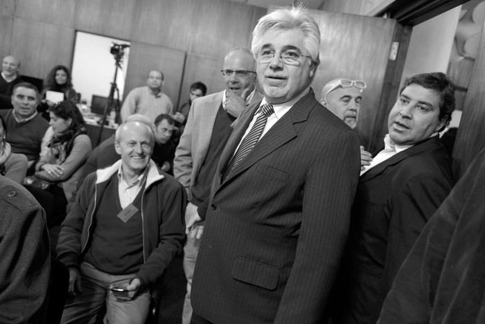Tabaré Aguerre, ministro de Ganadería, Agricultura y Pesca, asiste a la rueda de prensa, ayer, en la sede de la cartera. Foto: Santiago Mazzarovich