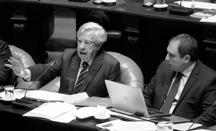 Danilo Astori, ministro de Economía y Finanzas, y Pablo Ferreri, subsecretario, ayer en la Cámara de Senadores. Foto: Sandro Pereyra