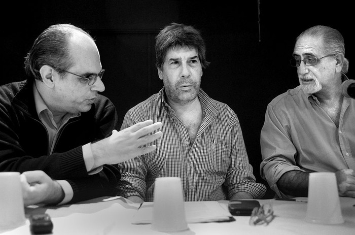 Luis Vignolo, Fernando Gambera y Antonio Elías, ayer, en el foro sobre el TISA y el regionalismo, en la sede del PIT CNT. Foto: Pablo Vignali