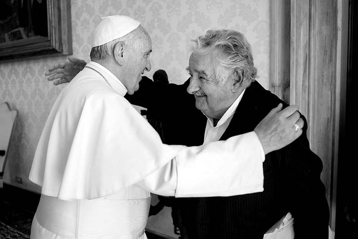 El papa Francisco y José Mujica, ayer, en el Vaticano. Foto: Efe, Osservatore Romano, s/d de Autor
