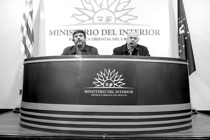 Mario Layera, jefe de Policía de Montevideo, y Julio Guarteche, director de la Policía Nacional, ayer, durante la conferencia de prensa en el Ministerio del Interior. Foto: Santiago Mazzarovich