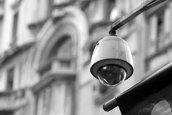 Cámara de vigilancia en el Centro de Montevideo. Foto: Iván Franco (archivo, junio de 2014) Cámara de vigilancia en el Centro de Montevideo. Foto: Iván Franco (archivo, junio de 2014)
