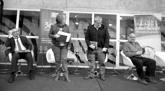 Bruno Gili, Mónica Xavier, Agustín Canzani y Carlos Caetano durante la mesa debate sobre el TISA,
ayer, en La Huella de Seregni. Foto: Santiago Mazzarovich