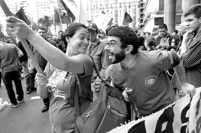 Movilización de trabajadores sindicalizados de las empresas públicas, ayer, frente a la Torre Ejecutiva. • Foto: Sandro Pereyra