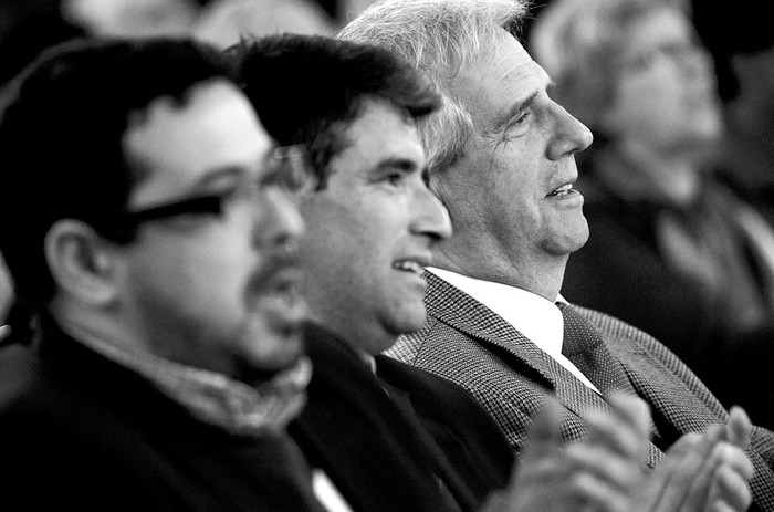 Alejandro Sánchez, Raúl Sendic y Tabaré Vázquez, en un acto del programa  “A 30 años más Democracia”, ayer, en el Salón de los Pasos Perdidos. Foto: Pablo Vignali