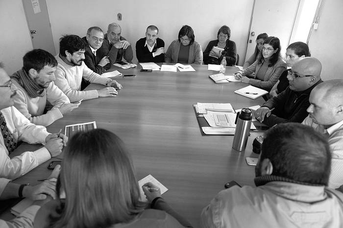 Reunión entre dirigentes de los gremios de la enseñanza y del equipo económico del gobierno, ayer, en la Dirección Nacional de Trabajo. Foto: Santiago Mazzarovich