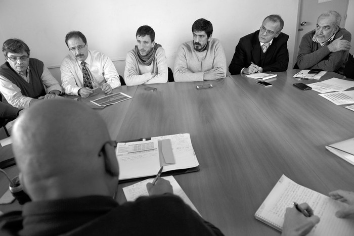 Reunión entre dirigentes de la Coordinadora de Sindicatos de la Enseñanza del Uruguay e integrantes del gobierno, el martes 18 en la Dinatra. Foto: Santiago Mazzarovich
