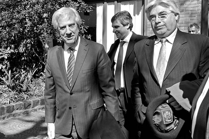 Tabaré Vázquez, Álvaro García y Tabaré Aguerre, ayer, en la Rural del Prado. Foto: Alvaro Salas, Presidencia