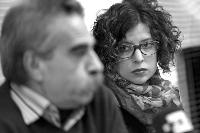 Ignacio Errandonea y Carolina Carretero durante la conferencia de Madres y Familiares de Detenidos Desaparecidos, ayer, en APU. Foto: Santiago Mazzarovich