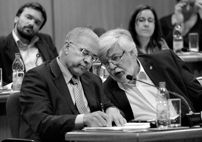 Julio Guarteche y Eduardo Bonomi, ayer, en la Comisión de Presupuesto de la Cámara de Senadores. • Foto: Pablo Vignali