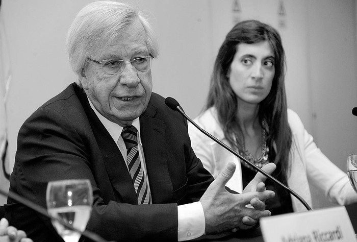 Danilo Astori y Luciana Macedo en el acto por el Día de la Competencia, ayer, en la Torre Ejecutiva. • Foto: Ricardo Rey-Fernández, Presidencia