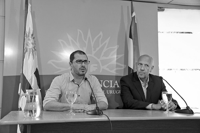 El prosecretario de Presidencia, Juan Andrés Roballo, y el secretario de Presidencia, Miguel Ángel Toma, durante una rueda de prensa
luego del Consejo de Ministros, el sábado en la residencia de Suárez. Foto: Walter Paciello, Presidencia
