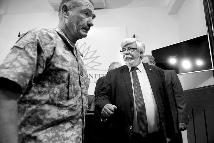 Rovert Yroa y Eduardo Bonomi luego de la conferencia de prensa, ayer, en el Ministerio del Interior. • Foto: Santiago Mazzarovich