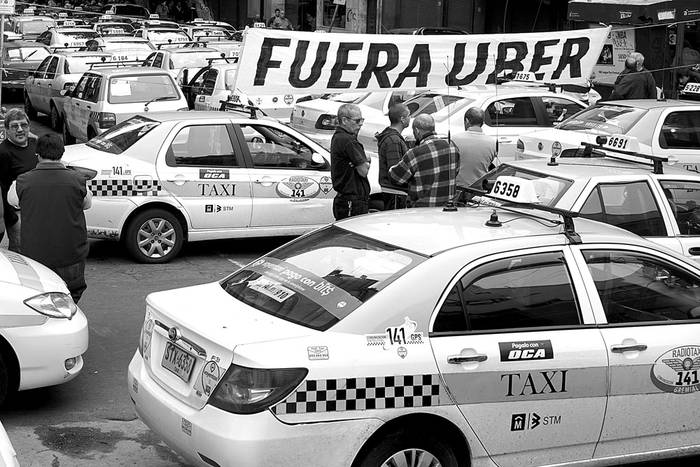 Movilización de taxistas contra Uber. Foto: Panta Astiazarán, Afp (archivo, noviembre de 2015)