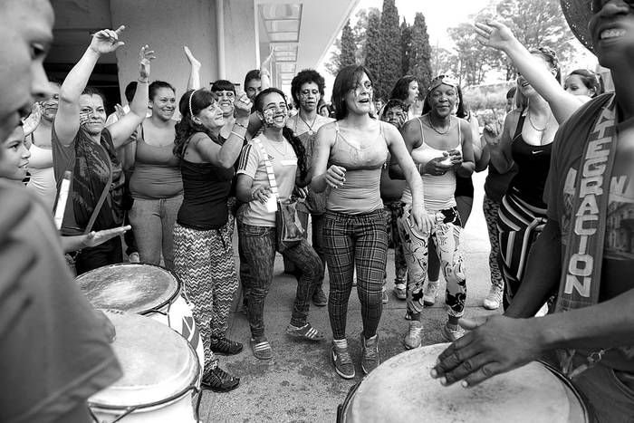 Lanzamiento del proyecto Rehabilitándonos en el Carnaval 2015-2016, ayer en la cárcel de mujeres. • Foto: Santiago Mazzarovich