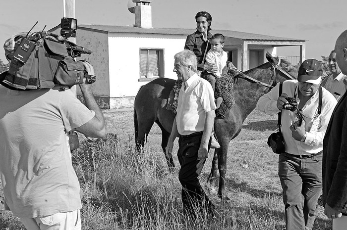Tabaré Vázquez, ayer, en el pueblo Sequeira, Artigas. Foto: Presidencia, s/d de Autor