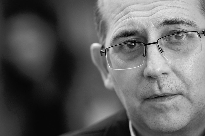 El secretario general de la CEU y obispo auxiliar de Montevideo, Milton Tróccoli, anunciando la creación de una línea telefónica para denunciar casos de abuso. Foto: Pablo Vignali (archivo, abril de 2016)