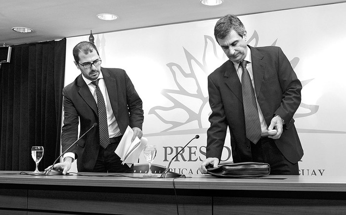 Juan Andrés Roballo y Álvaro García, ayer, al final de la conferencia de prensa
posterior al Consejo de Ministros. Foto: Alvaro Salas, Presidencia
