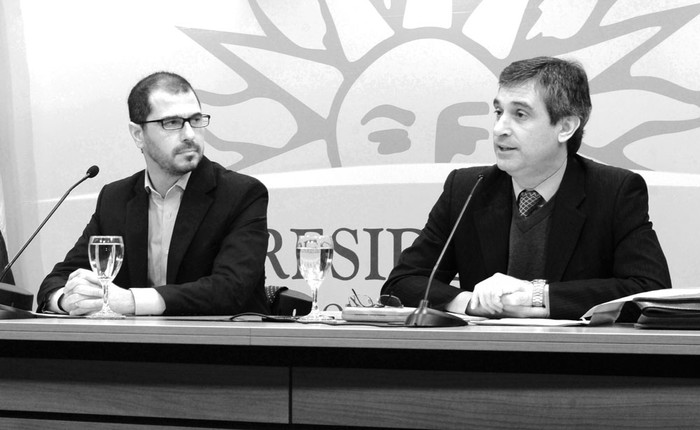 Juan Andrés Roballo, prosecretario de Presidencia y Álvaro García, director de la Oficina de Planeamiento y Presupuesto ayer luego del Consejo de Ministros. / Foto: sin datos de autor, secretaria de Presidencia