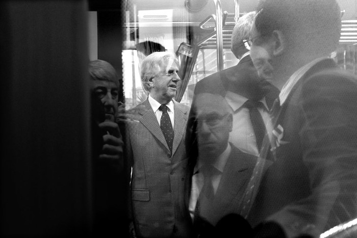Tabaré Váquez en el ómnibus eléctrico, ayer, frente a la Torre Ejecutva. Foto: Santiago Mazzarovich