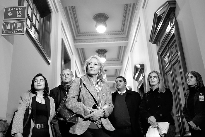 La ministra de Energía y Minería, Carolina Cosse (c), y los directores de ANCAP, ayer, en el Palacio Legislativo. Foto: Pablo vignali