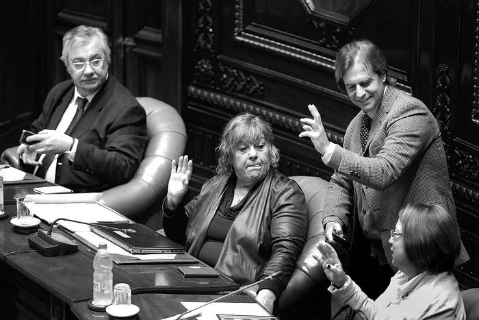Enrique Pintado, Daisy Tourné, Luis Lacalle Pou y Mónica Xavier, durante la sesión del Senado de ayer. • Foto: Santiago Mazzarovich