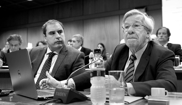 Pablo Ferreri y Danilo Astori, ayer, en la Comisión de Presupuesto y Hacienda
en el Palacio Legislativo. Foto: Santiago Mazzarovich
