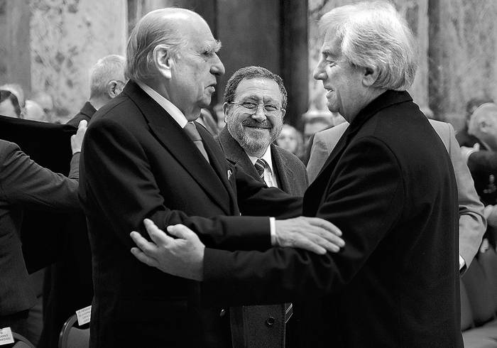 Julio María Sanguinetti, Jorge Chediak y Tabaré Vázquez en la conmemoración de la Jura
de la Constitución, ayer, en el Palacio Legislativo. Foto: Pablo Vignali