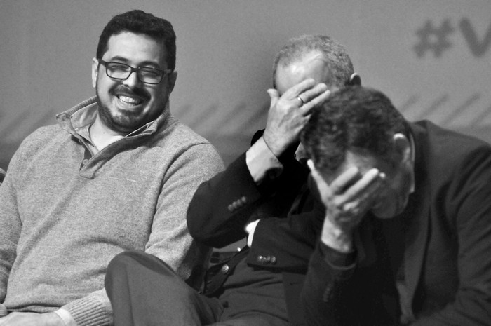 Alejandro Sánchez, Miguel Fernández Galeano y Yamandú Orsi, ayer, en el acto de cierre de campaña de Alejandro Sánchez en el teatro El Galpón. Foto: Federico Gutiérrez