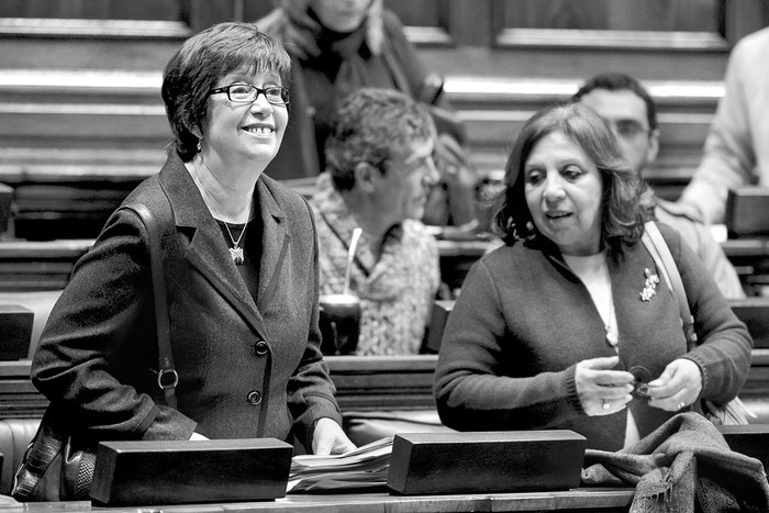 Marina Arismendi y Ana Olivera, ayer, en la Cámara de Diputados. Foto: Santiago Mazzarovich