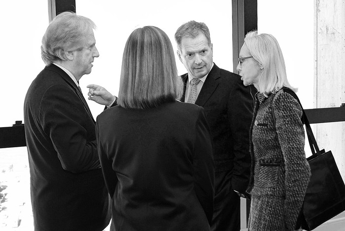 Tabaré Vázquez y el presidente de Finlandia, Sauli Niinistö, con parte de su delegación, ayer, en la Torre Ejecutiva. Foto: Presidencia, s/d de Autor