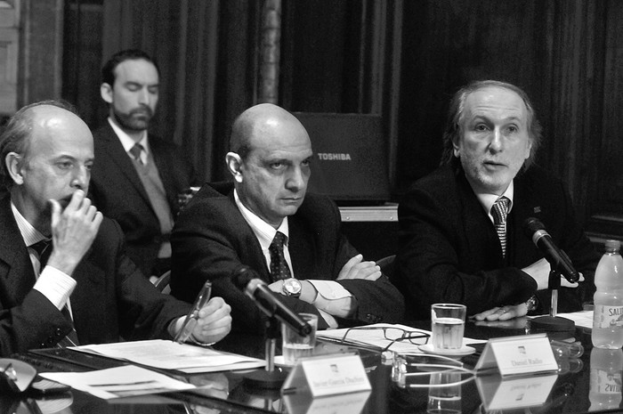 Javier García, Daniel Radío y Jorge Grünberg, ayer, en la antesala del Senado. Foto: Federico Gutiérrez