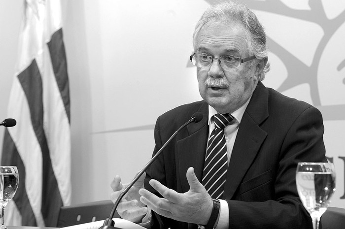 Jorge Menéndez, ministro de Defensa, en rueda de prensa, luego del Consejo de Ministros. Foto: Presidencia, s/d de autor