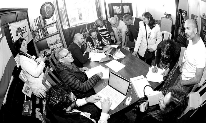 Jorge Rucks (c), subsecretario del Ministerio de Vivienda, Ordenamiento Territorial y Medio Ambiente, reunido, ayer, con organizaciones sociales de San José. Foto: Walter Paciello, Presidencia