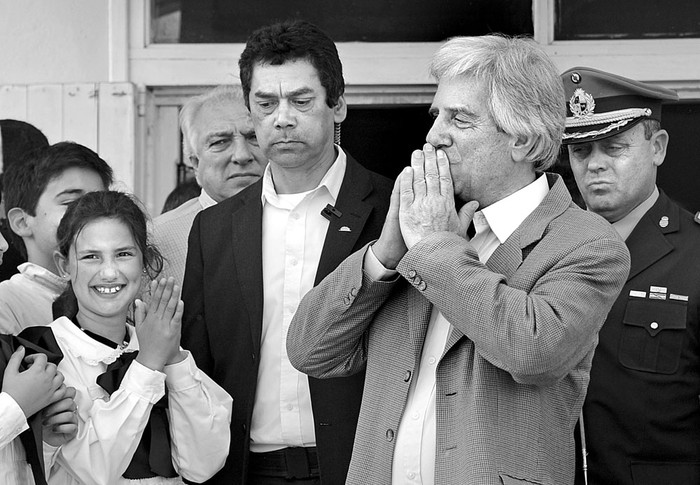 Tabaré Vázquez se retira del Consejo de Ministros abierto, ayer, en el Club de Jubilados y Pensionistas de la ciudad de Ecilda Paullier. Foto: Álvaro Salas, Presidencia