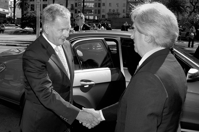 Sauli Niinistö, presidente de Finlandia, y Tabaré Vázquez, en la puerta de la Torre Ejecutiva. Foto: Walter Paciello, Presidencia (archivo, agosto de 2016)
