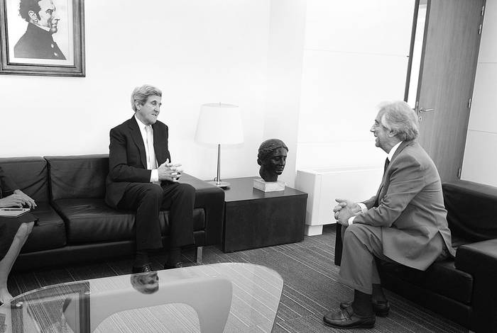 John Kerry y Tabaré Vázquez, ayer, en la Torre Ejecutiva. Foto: Presidencia, s/d de autor