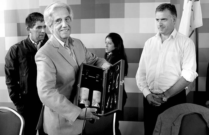 Tabaré Vázquez recibe un obsequio del intendente de Canelones, Yamandú Orsi, ayer, al final del Consejo de Ministros, en San Luis. Foto: Walter Paciello, Presidencia