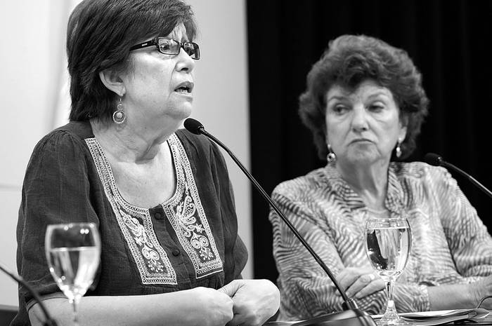 Marina Arismendi, ministra de Desarrollo Social, y Clara Fassler la coordinadora del sistema nacional integrado de cuidados, en rueda de prensa luego del Consejo de Ministros, ayer, en la Torre Ejecutiva. Foto: Ricardo Rey Fernandez, Presidencia